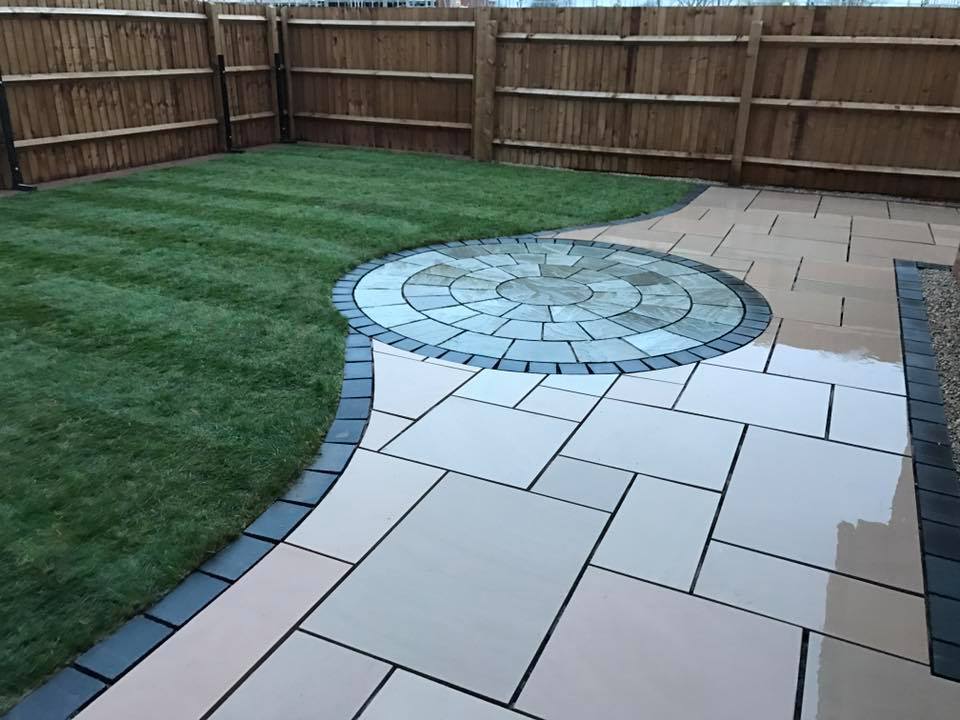 This picture shows an Ethan Mason Silver Grey Riven circle with EM Ivory paving surrounding it